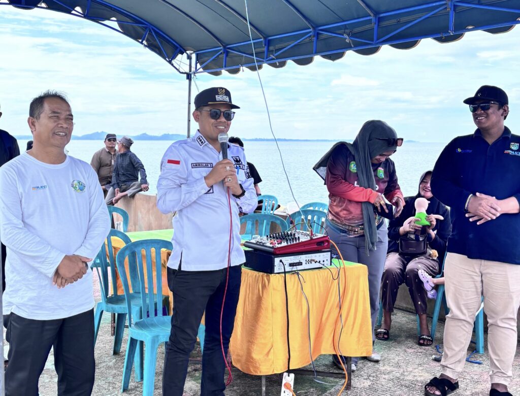 Momen Unik! Camat Amirullah Ikut Naik Perahu di Tengah Lomba Balap