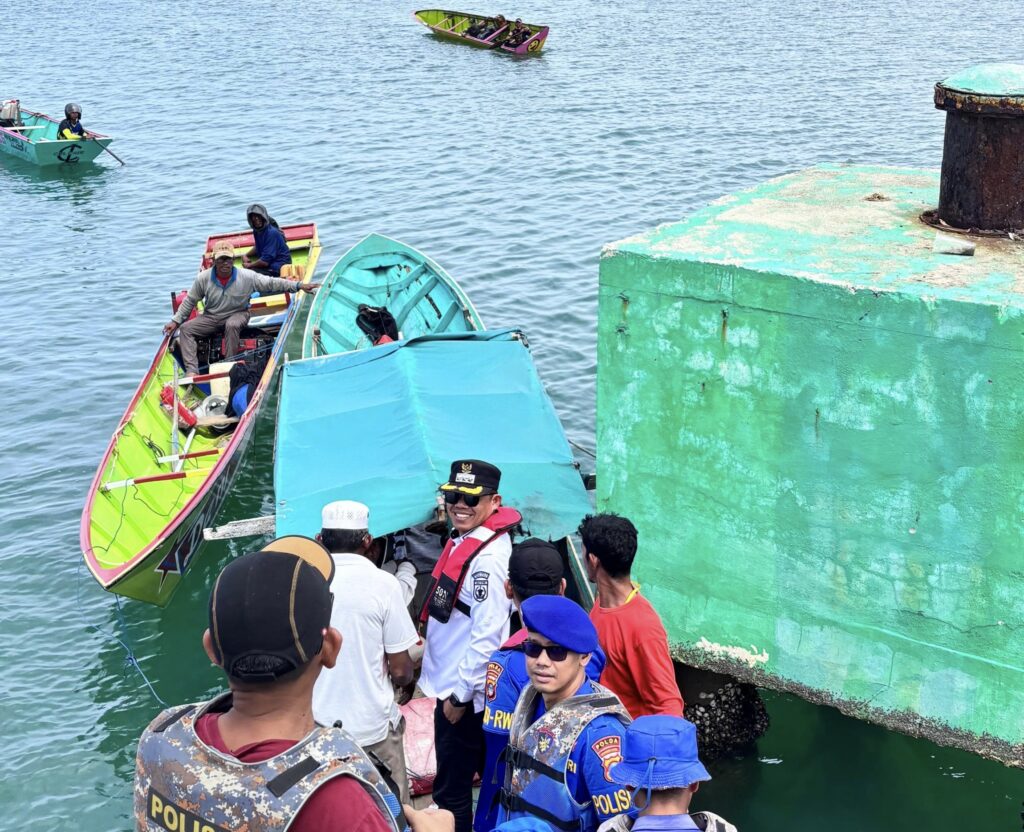 Momen Unik! Camat Amirullah Ikut Naik Perahu di Tengah Lomba Balap