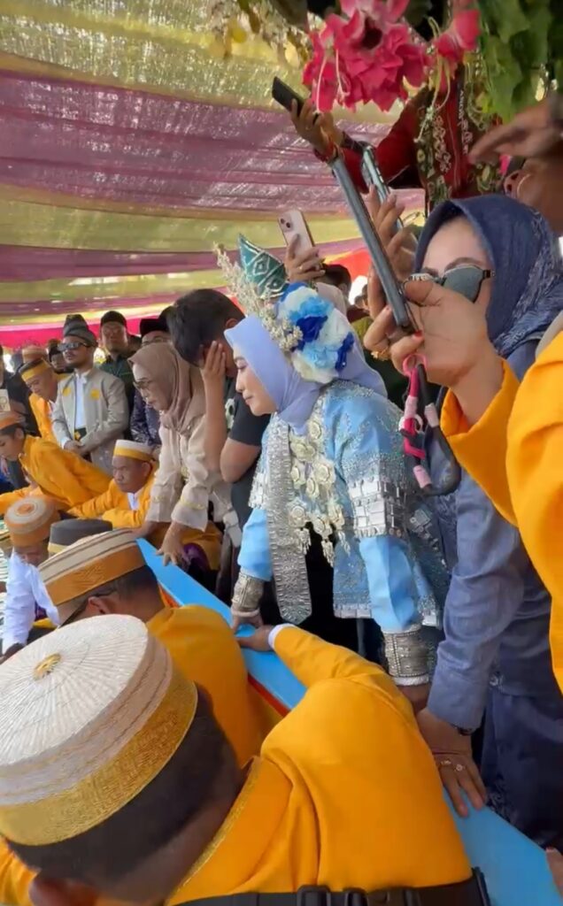Sekda Yulian Herawati Saksikan Ritual Mallarung Mappanre Ri Tasi’e 2026 di Laut Pantai Pagatan