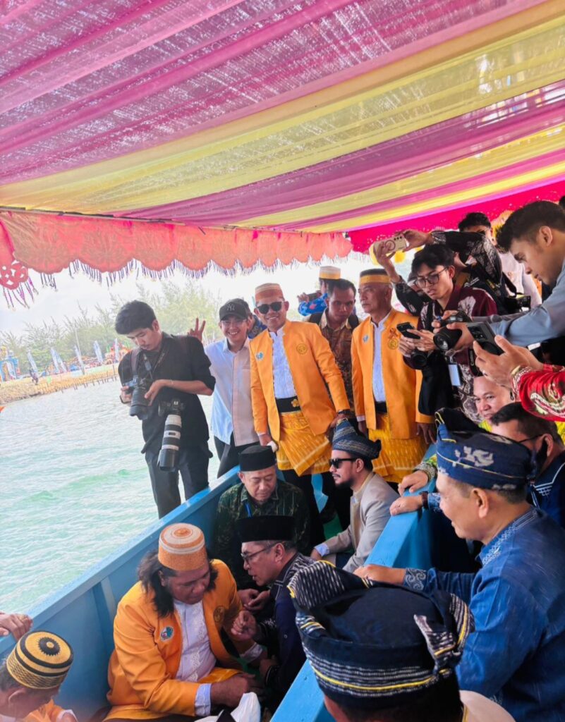Sekda Yulian Herawati Saksikan Ritual Mallarung Mappanre Ri Tasi’e 2026 di Laut Pantai Pagatan