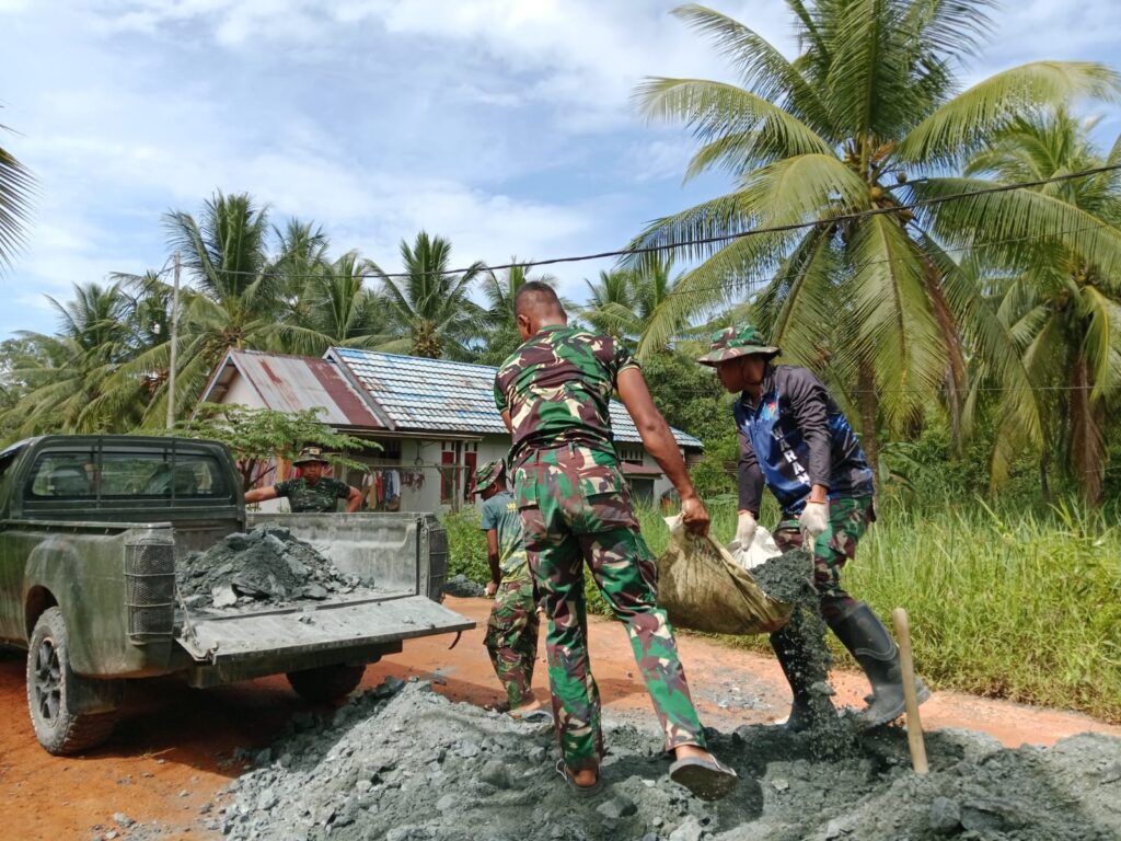Sinergi TNI dan Warga Percepat Pembangunan Jembatan Garuda di Kampung Baru