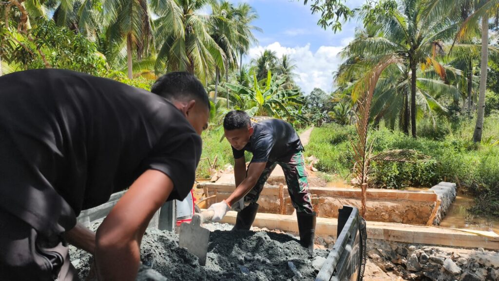 Sinergi TNI dan Warga Percepat Pembangunan Jembatan Garuda di Kampung Baru