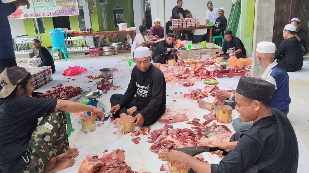 Juru Sembelih Halal Masjid At-Taqwa Wiritasi Sukses Laksanakan Pemotongan 8 Ekor Sapi Kurban