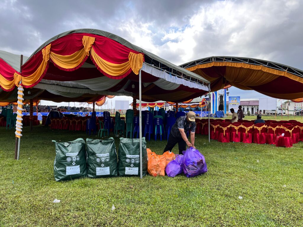 Desa Sungai Lembu Tunjukkan Kepedulian Lingkungan Melalui Aksi Pilah Sampah Pasca Pembukaan MTQN dengan Dukungan DLH Tanah Bumbu