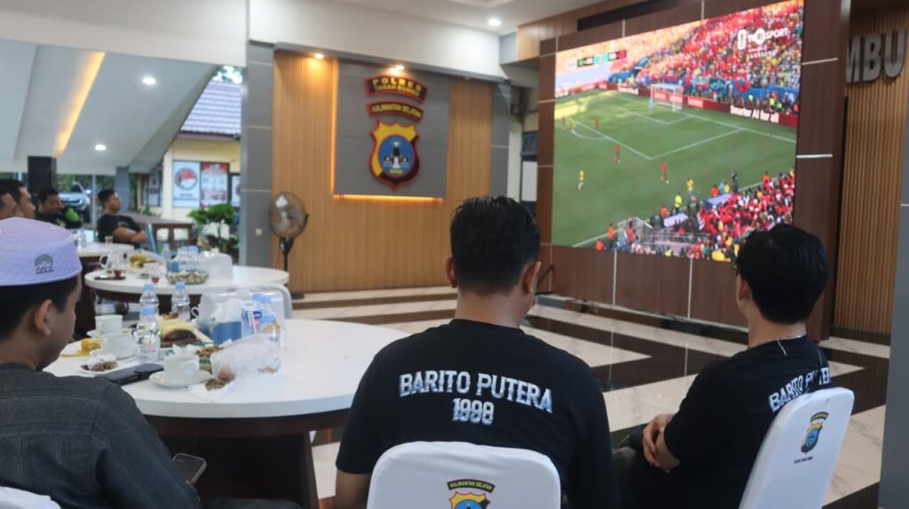 Nobar Piala Dunia 2026, Polres Tanah Bumbu Bangun Kedekatan dengan Masyarakat Jelang Hari Bhayangkara ke-80