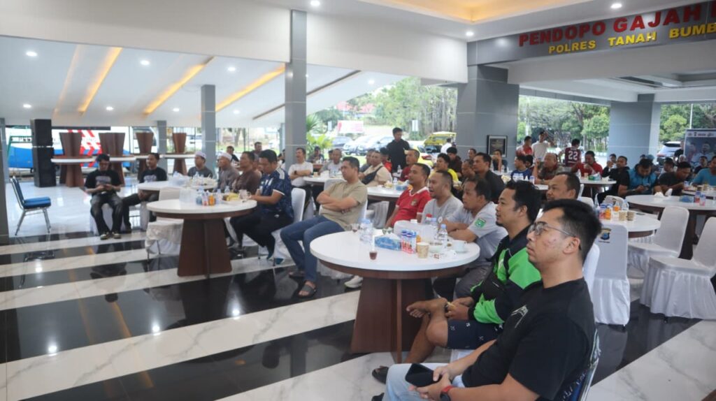 Nobar Piala Dunia 2026, Polres Tanah Bumbu Bangun Kedekatan dengan Masyarakat Jelang Hari Bhayangkara ke-80