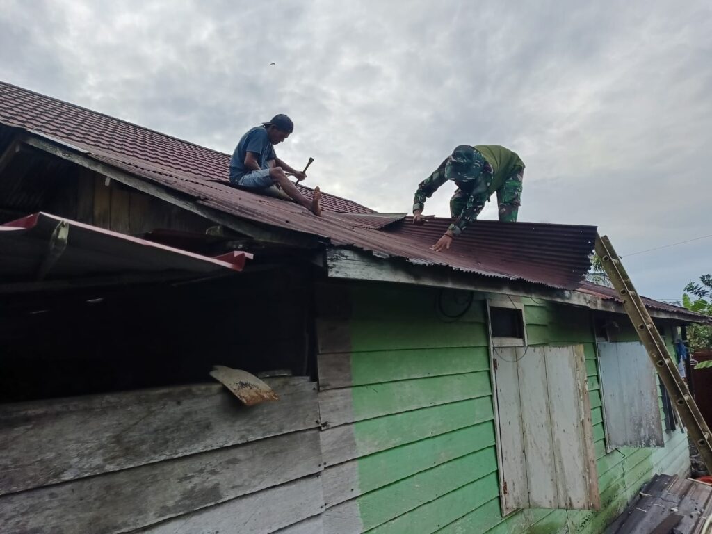 Kodim 1022/Tanah Bumbu Rehab Rumah Warga Lewat Program Karya Bakti TNI AD