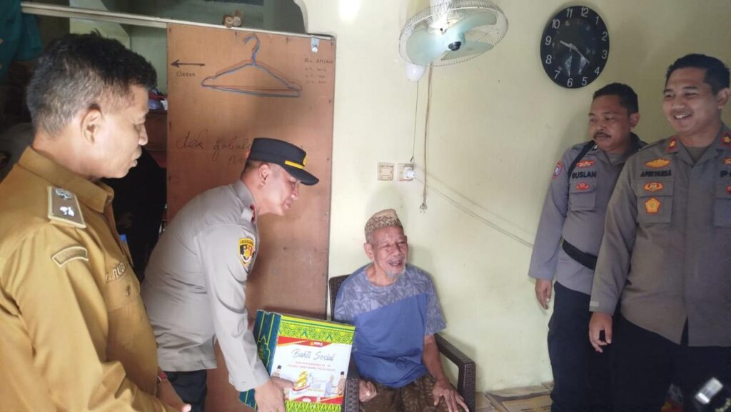 Polres Tanah Bumbu Hadir untuk Masyarakat, Salurkan Bantuan Kursi Roda dan Sembako dalam Rangka Hari Bhayangkara ke-80