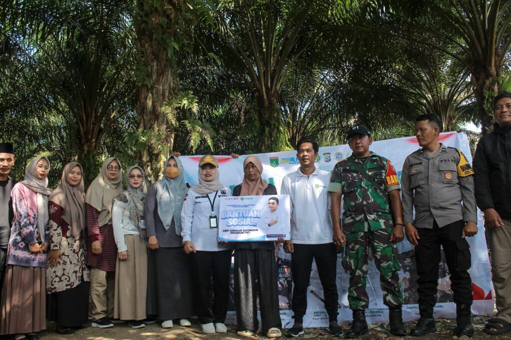 Bupati Tanah Bumbu Andi Rudi Latif Dorong Kemandirian Warga Lewat Bantuan Usaha Ekonomi Produktif