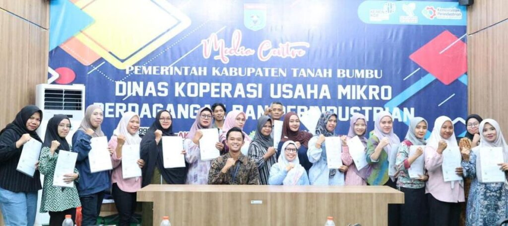 Perkuat Daya Saing Produk Lokal, Pelaku Usaha Mikro di Tanah Bumbu Terima Sertifikat Halal