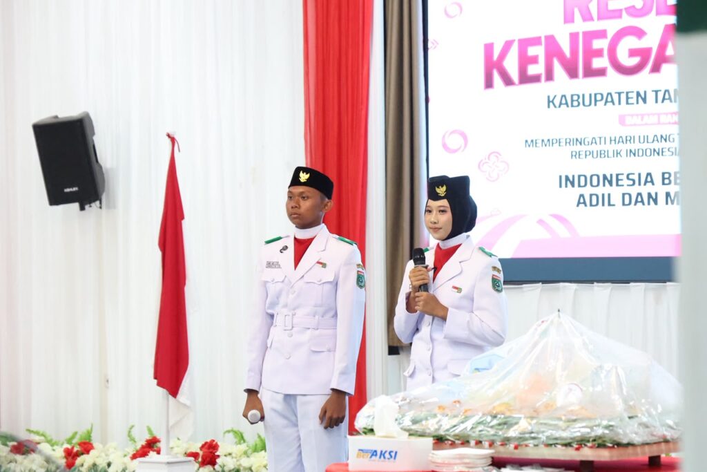 Resepsi Kenegaraan HUT ke-81 RI, Bupati Tanah Bumbu Andi Rudi Latif Serahkan Penghargaan kepada Paskibraka