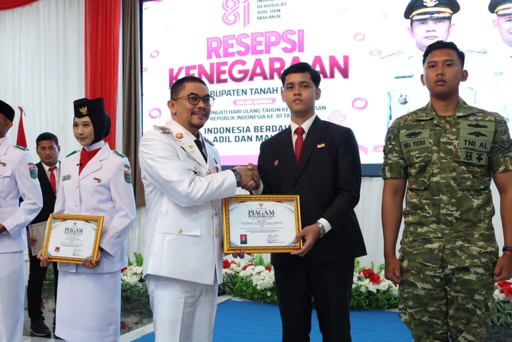 Resepsi Kenegaraan HUT ke-81 RI, Bupati Tanah Bumbu Andi Rudi Latif Serahkan Penghargaan kepada Paskibraka