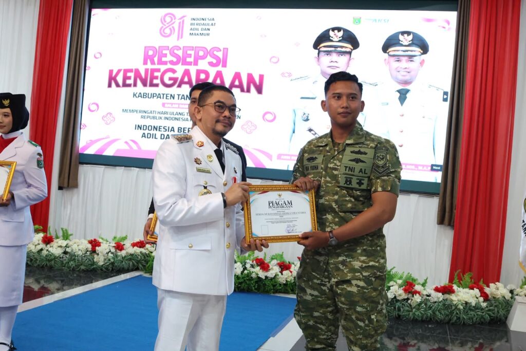 Resepsi Kenegaraan HUT ke-81 RI, Bupati Tanah Bumbu Andi Rudi Latif Serahkan Penghargaan kepada Paskibraka