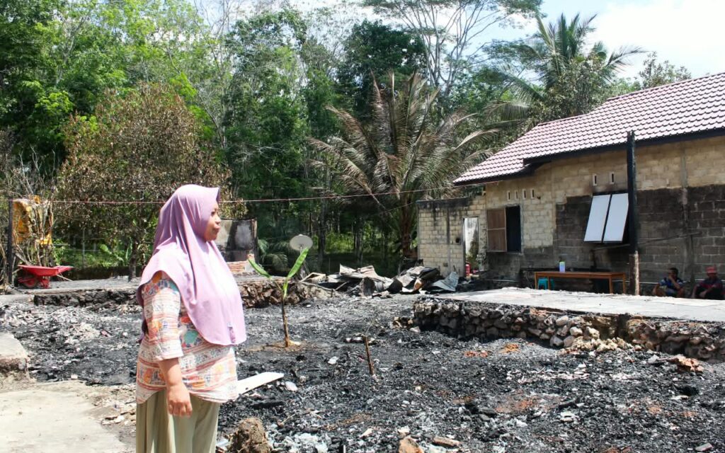 Bupati Andi Rudi Latif Salurkan Bantuan bagi Korban Kebakaran di Selaselilau