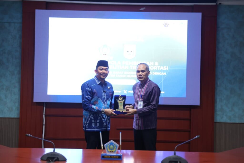 Bupati Tanah Bumbu Andi Rudi Latif dan Politeknik Transportasi Darat Indonesia-STTD Bekasi Tandatangani Kerja Sama Strategis Penguatan SDM Transportasi Darat