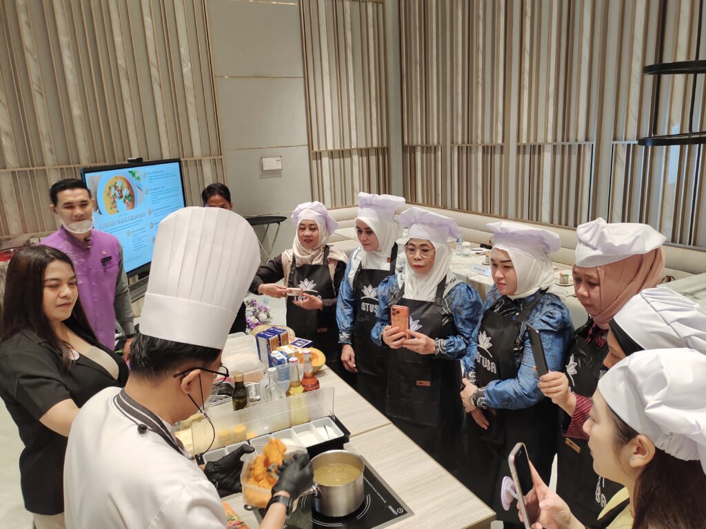 Adapun peserta yang mengikuti kelas memasak ini terdiri dari Yurianah, SE., MM Kabid. Perizinan Dinas PMPTSP Tanah Bumbu, Drg. Nikmah Fadhilah, S.Kg., MARS., Dist. IAAD dari Klinik Gigi Perumahan, Sitti Masitah Eryanto Rais Ketua DWP Kabupaten Tanah Bumbu, Ruby Margaretha dari Bank Danamon, Lili Dayanti Yamani, Noor Afnie Edi Prasetia, Nurul Setyowati, dan Darman Nurani.